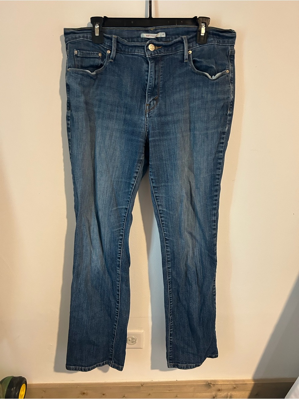 Levi's Women's Straight Leg Jeans in Mid Blue Wash